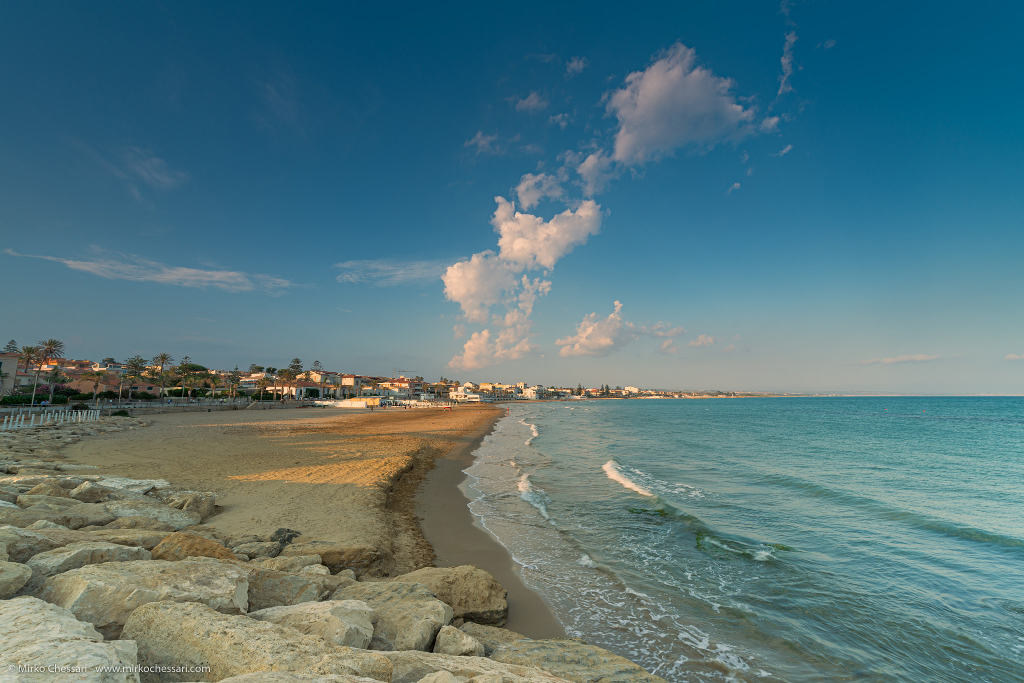 Poco prima del tramonto lungo la spiaggia antistante il lungomare vecchio, fotograto dall'estremità del porto turistico.